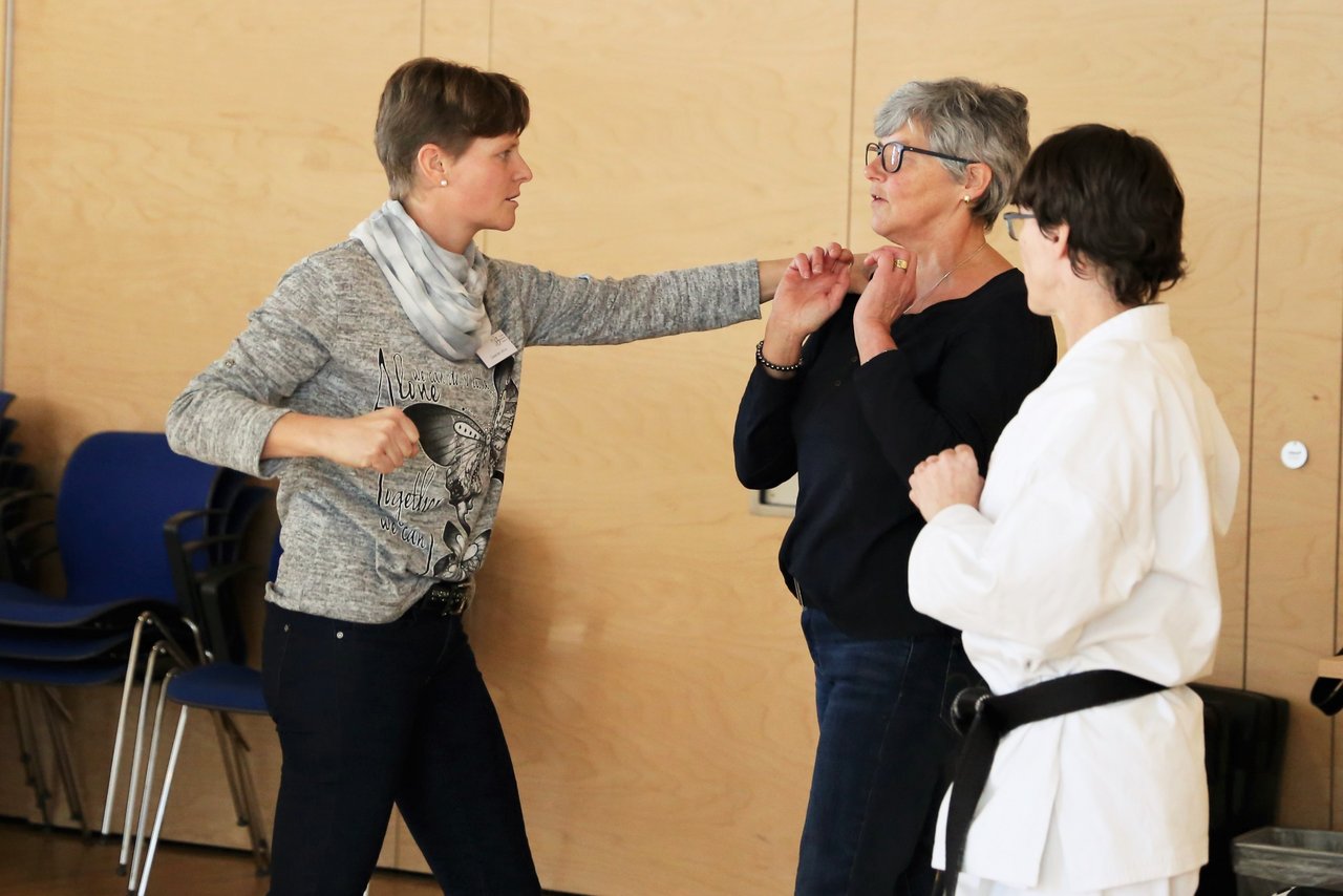 Diese Frau meint es ernst: Bäuerinnen-Präsidentin Alice Gwerder (li) spielt unter den Augen von Karateka Cécile Winet die Angreiferin.