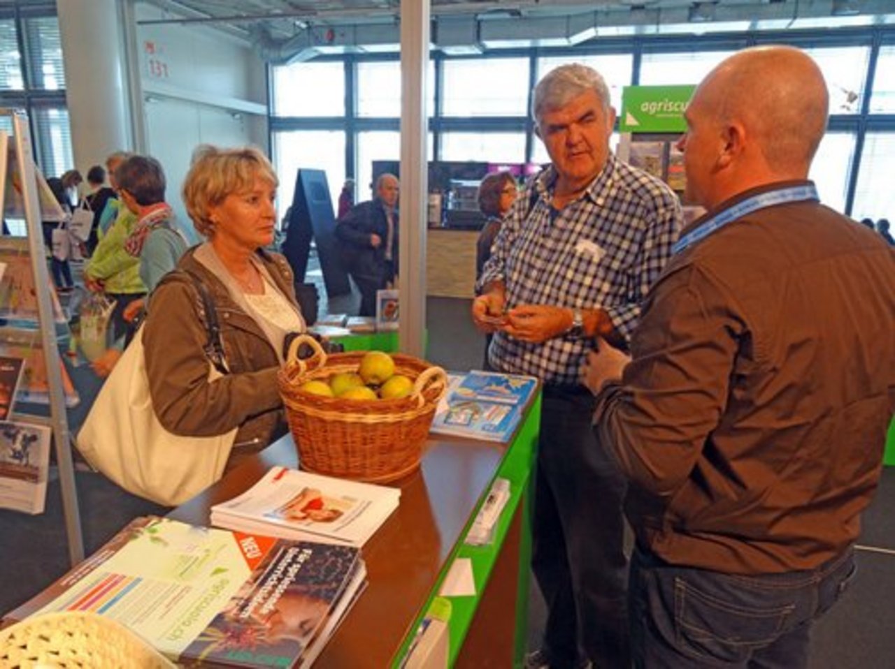 Res Aeschbacher (r.) im Gespräch mit Lehrpersonen bei der Lancierung von agriscuola.ch an der Didacta Schweiz in Basel. (Bild: lid)
