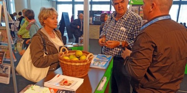Res Aeschbacher (r.) im Gespräch mit Lehrpersonen bei der Lancierung von agriscuola.ch an der Didacta Schweiz in Basel. (Bild: lid)