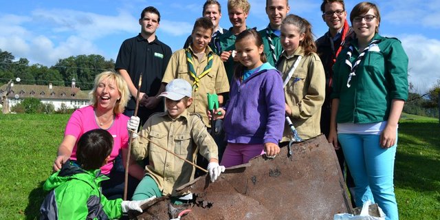 Grossratspräsidentin Béatrice Struchen (ganz links) mit den fleissigen Helfern, Pfadfindern aus Aarberg, und Lobag-Geschäftsführer Andreas Wyss (hinterste Reihe, 2.v.r.). (Bild: Alois Heinzer)