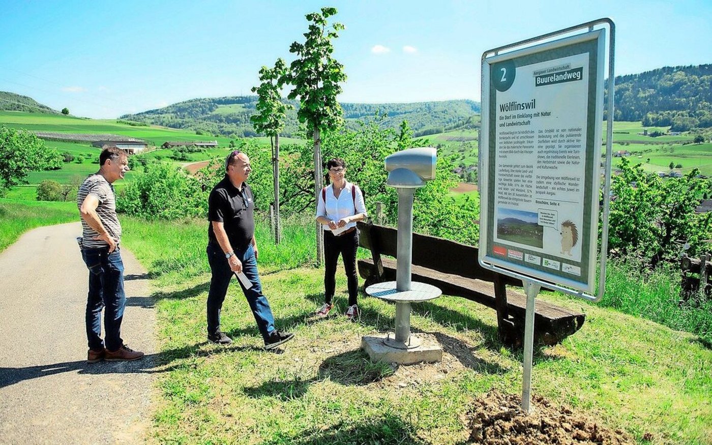Markus Dieth (Mitte) geht zum Viscope-Teleskop, um den Blick über die Gegend um Wölflinswil schweifen zu lassen. Colette Basler (rechts) führt durch verschiedene Posten des Buurelandwegs.