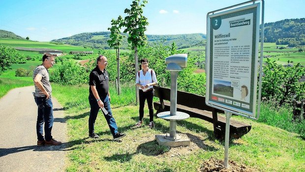 Markus Dieth (Mitte) geht zum Viscope-Teleskop, um den Blick über die Gegend um Wölflinswil schweifen zu lassen. Colette Basler (rechts) führt durch verschiedene Posten des Buurelandwegs.