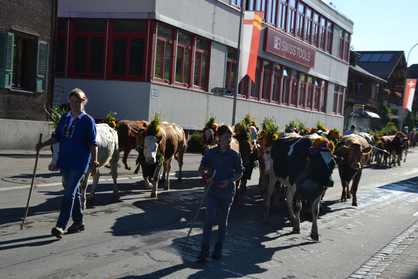 Gross und klein half mit.