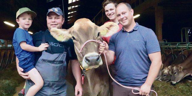 Sie freuen sich auf die Aargauer Eliteschau: Michael Lang mit Sohn Laurin, Hugo Studhalter mit Kuh Davina an der Halfter, der Lernende, Nick Stutz. (Bild Ruth Aerni)