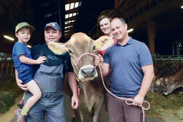 Sie freuen sich auf die Aargauer Eliteschau: Michael Lang mit Sohn Laurin, Hugo Studhalter mit Kuh Davina an der Halfter, der Lernende, Nick Stutz. (Bild Ruth Aerni)