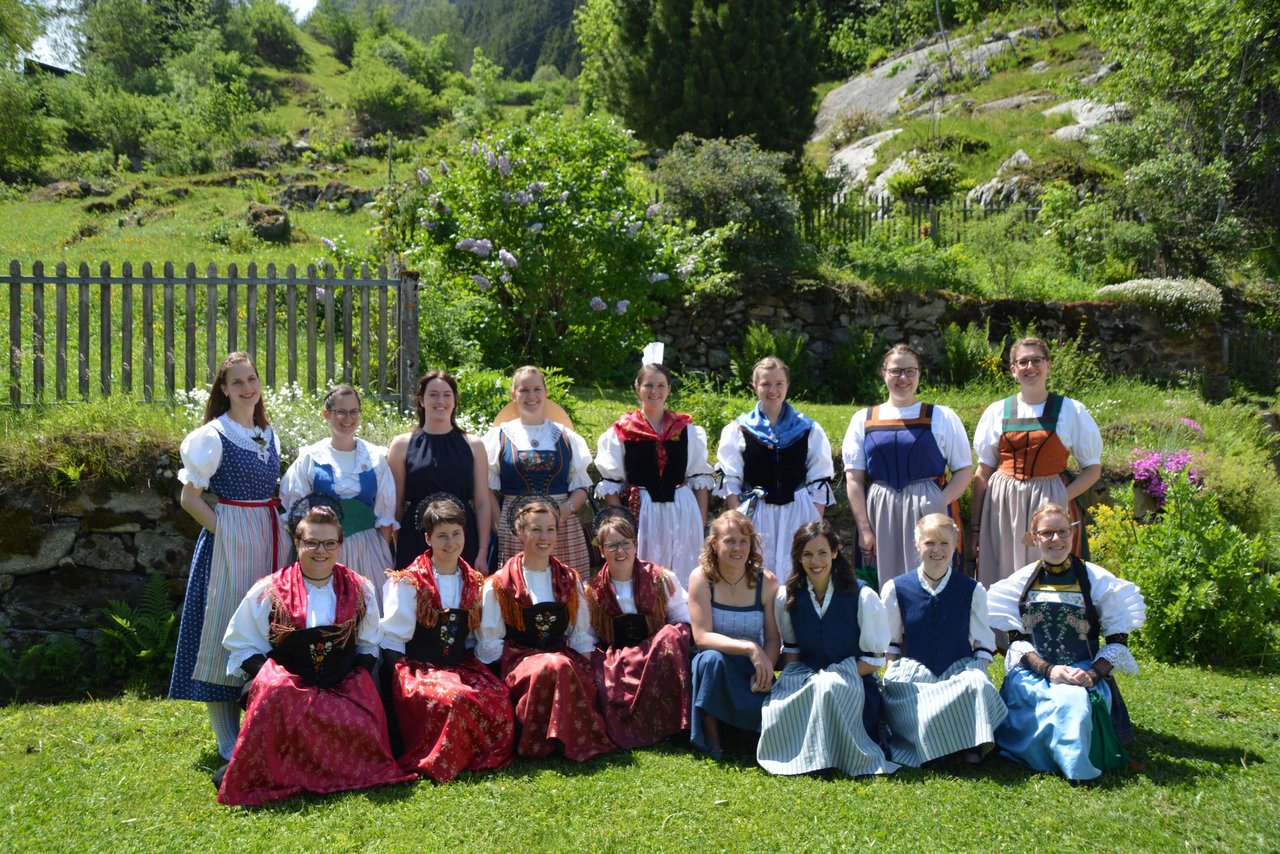 Die Absolventinnen der Bäuerinnenschule mit ihrer Festtagskleidung im Garten der Bergheimatschule Gurtnellen. (Bild fj)