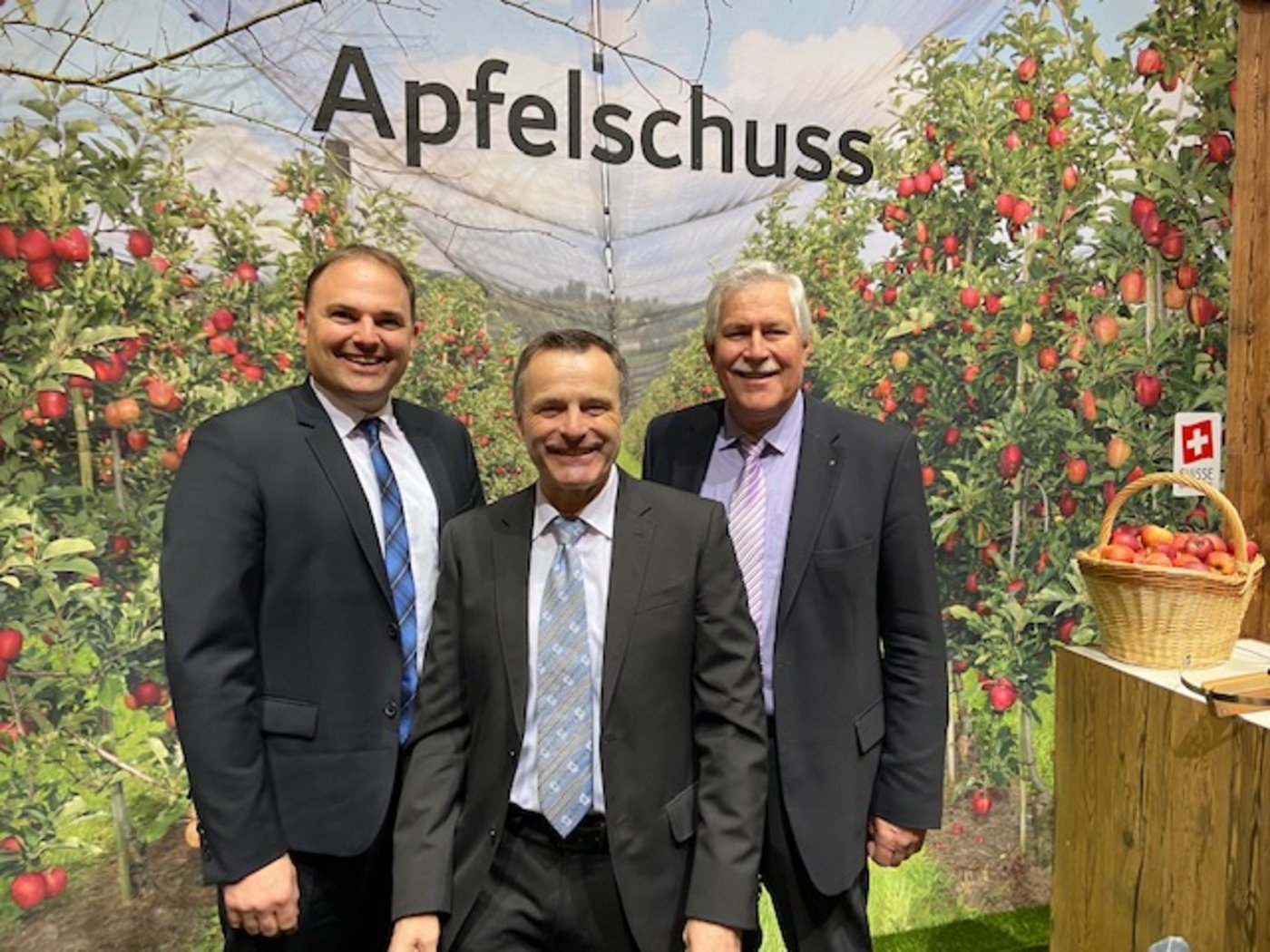 Hauptattraktion am Schweizer Stand ist neben dem Käse der Apfelschuss-Stand, hier besichtigt von Marcel Dettling, Urs Schneider und Hansjörg Walter (v.l.n.r.). (Bild akr)