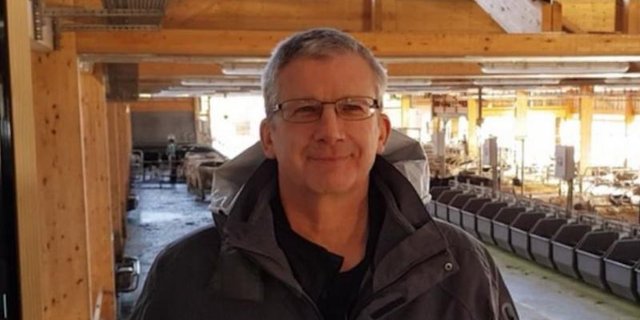 «Wir sind schon längst digital.» Matthias Schick im Interview im Stall des Stickhofs. (Bild zVg)