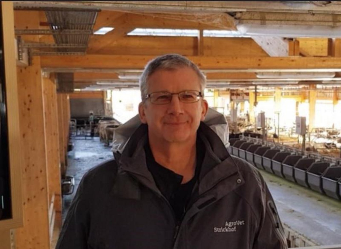 «Wir sind schon längst digital.» Matthias Schick im Interview im Stall des Stickhofs. (Bild zVg)