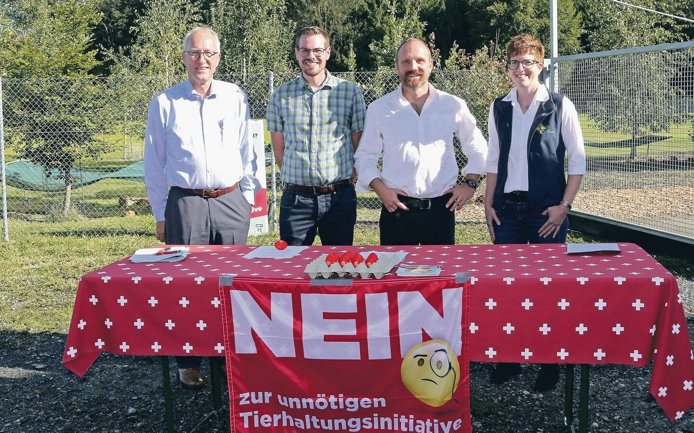 Peter Hegglin, Daniel Sidler, Thomas Rickenbacher und Regula Iten (v. l. n. r.) warben für ein Nein.  