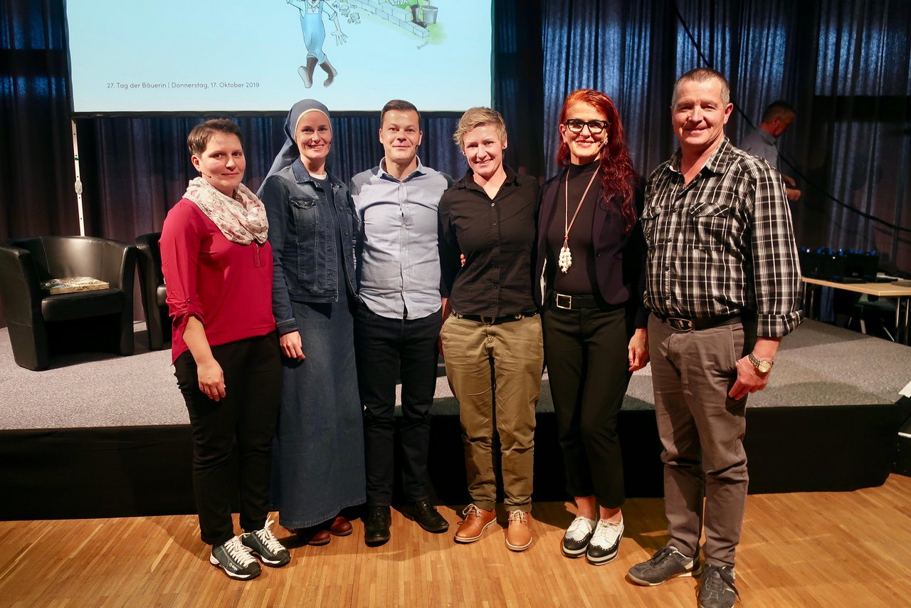 Sie haben über Grenzen und Erfahrungen damit diskutiert (v.l.n.r.): Anna Schneider, Schwester Veronika, Moderator Claudio Agustoni, Miriam Stauffacher, Sefika Garibovic und Franz Burri. (Bild et)