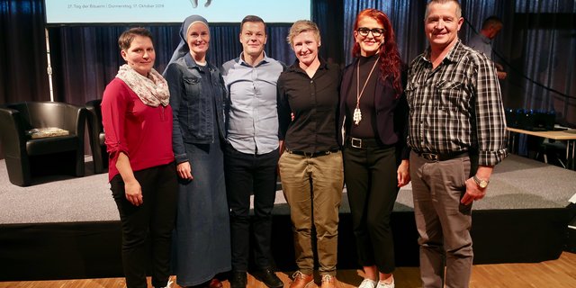 Sie haben über Grenzen und Erfahrungen damit diskutiert (v.l.n.r.): Anna Schneider, Schwester Veronika, Moderator Claudio Agustoni, Miriam Stauffacher, Sefika Garibovic und Franz Burri. (Bild et)