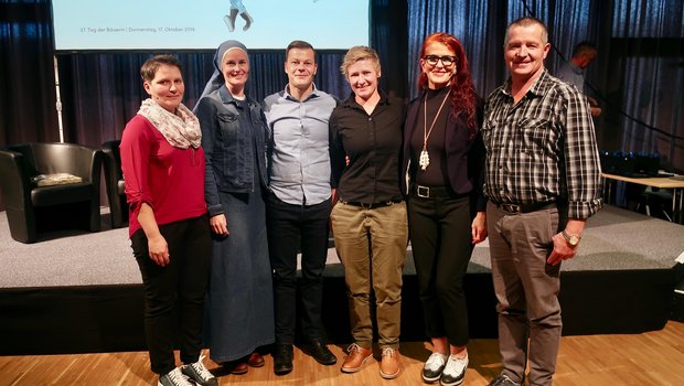 Sie haben über Grenzen und Erfahrungen damit diskutiert (v.l.n.r.): Anna Schneider, Schwester Veronika, Moderator Claudio Agustoni, Miriam Stauffacher, Sefika Garibovic und Franz Burri. (Bild et)