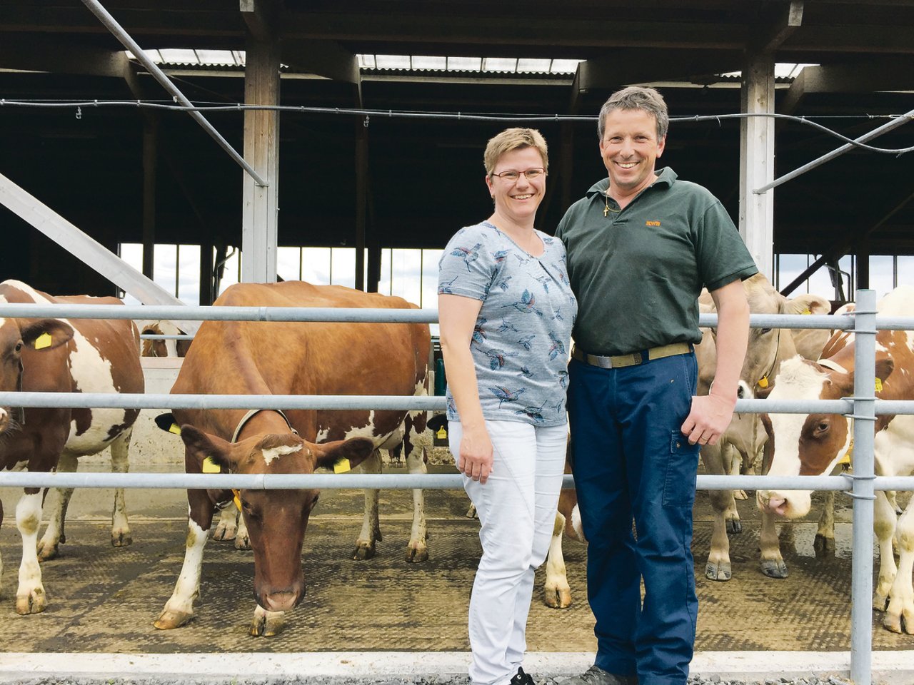 Milchproduktion macht Arbeit. Martha und Christian Bircher schaffen bewusst Auszeiten. Am 3. Juni berichten sie ihren Berufskollegen von ihren Erfahrungen zu den Themen Betriebsstrategie und Lebensqualität.(Bild Armin Emmenegger)