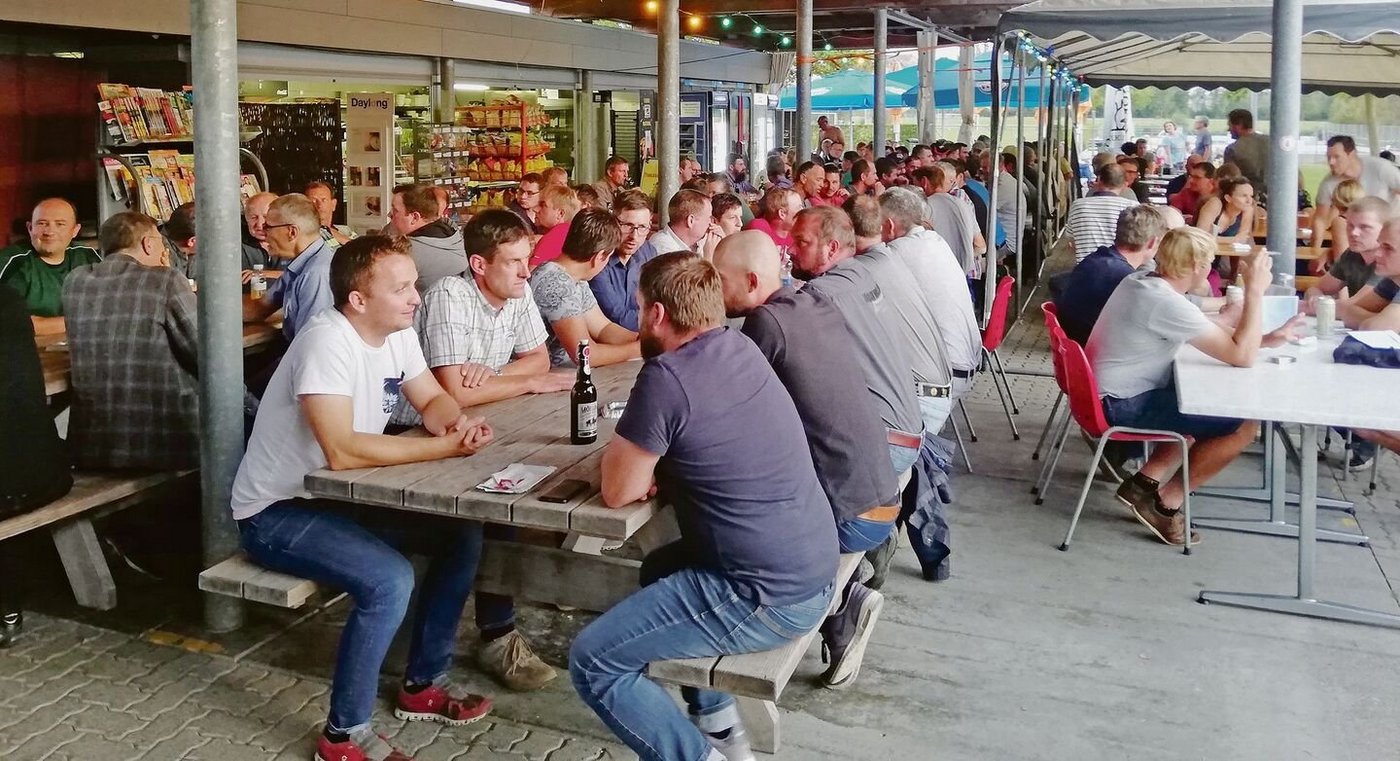 Angeregte Diskussionen von Bauern aus den Seegebieten an der Gründungsversammlung in der Badi Baldegg. 