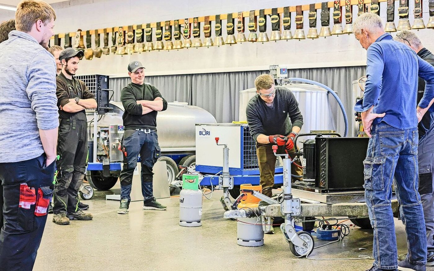 Für einen sauberen Service müssen Servicetechniker und Kältetechnikerinnen praktische Erfahrungen sammeln können.(