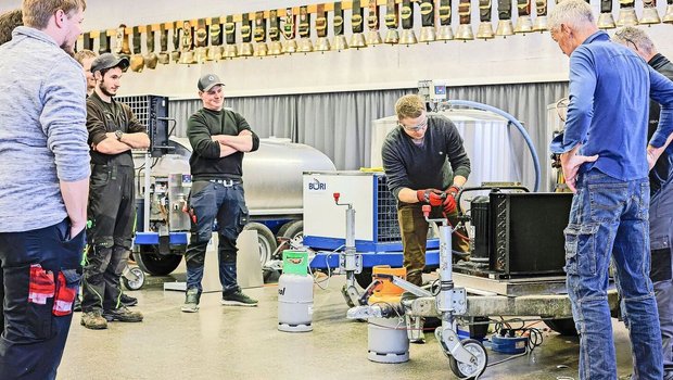 Für einen sauberen Service müssen Servicetechniker und Kältetechnikerinnen praktische Erfahrungen sammeln können.(