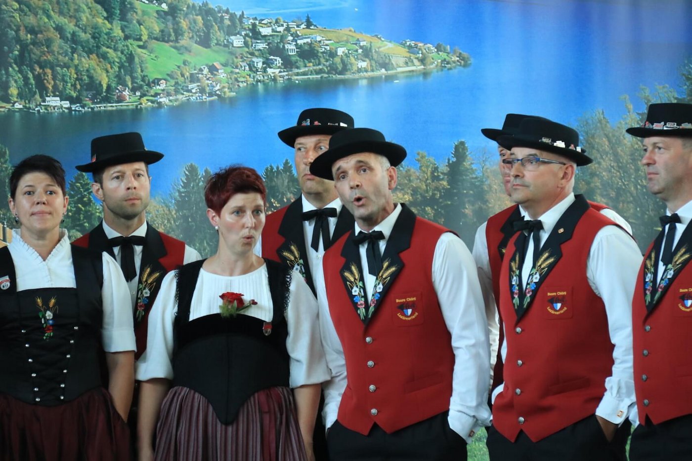Im Mittelpunkt: Am Jodlerfest in Horw sang Monika Kurmann zusammen mit ihrem Kollegen ein Solo. (Bild zVg)