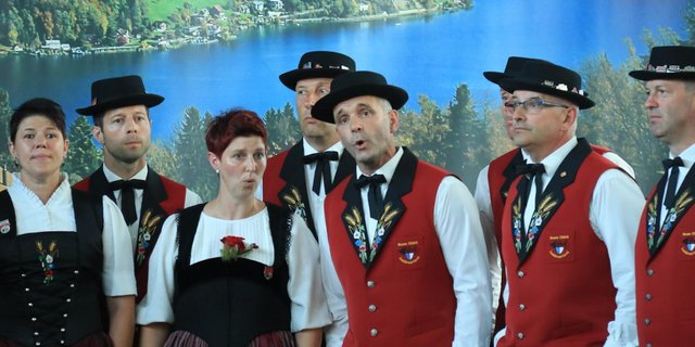 Im Mittelpunkt: Am Jodlerfest in Horw sang Monika Kurmann zusammen mit ihrem Kollegen ein Solo. (Bild zVg)