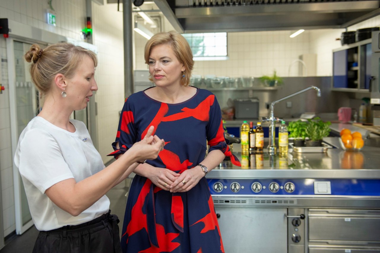 Die deutsche Bundesministerin Julia Klöckner zusammen mit einer Mitarbeiterin des BfR in der MEAL-Küche, wo die Untersuchungen stattfinden. (Bild BfR)