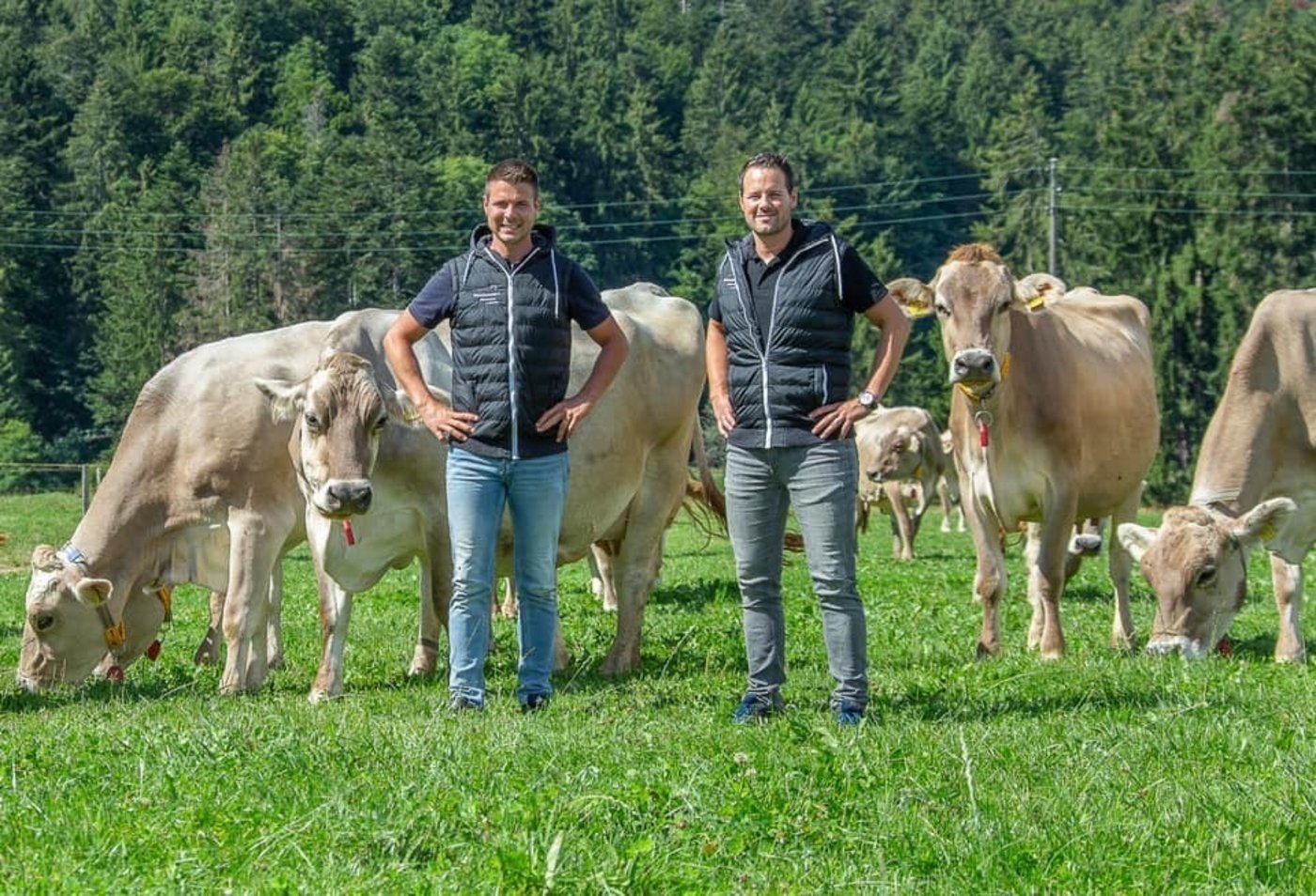 Ab 2021 wird Loïcs Bruder auch auf dem Betrieb mitarbeiten und vor allem Büroarbeiten übernehmen. Bereits jetzt hilft er der jungen Familie aus, wenn diese ein freies Wochenende möchte. (Bild Braunvieh Schweiz)