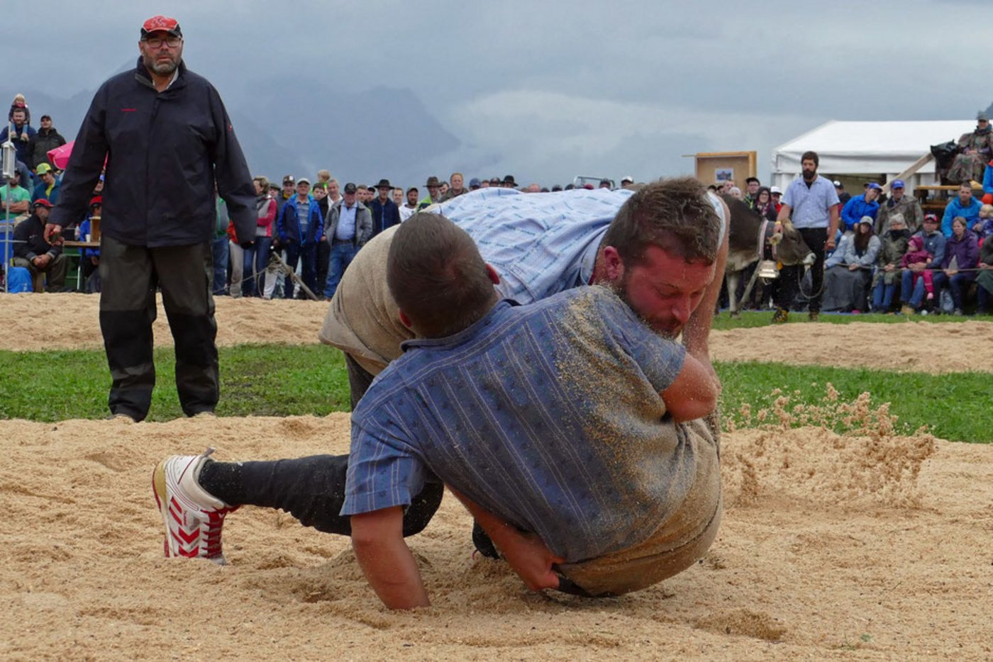 Marcel Mathis bezwingt Erich Fankhauser im Schlussgang und sichert sich somit den Festsieg. (Bild Beat Christen) 