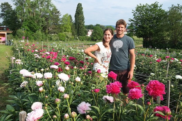 Samuel und Evelyne Mathis bewirtschaften ein Blumenfeld, auf dem sich die Kunden selbst bedienen können. (Bilder zVg)