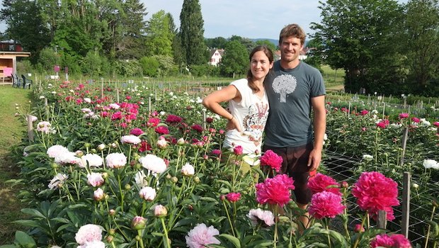 Samuel und Evelyne Mathis bewirtschaften ein Blumenfeld, auf dem sich die Kunden selbst bedienen können. (Bilder zVg)