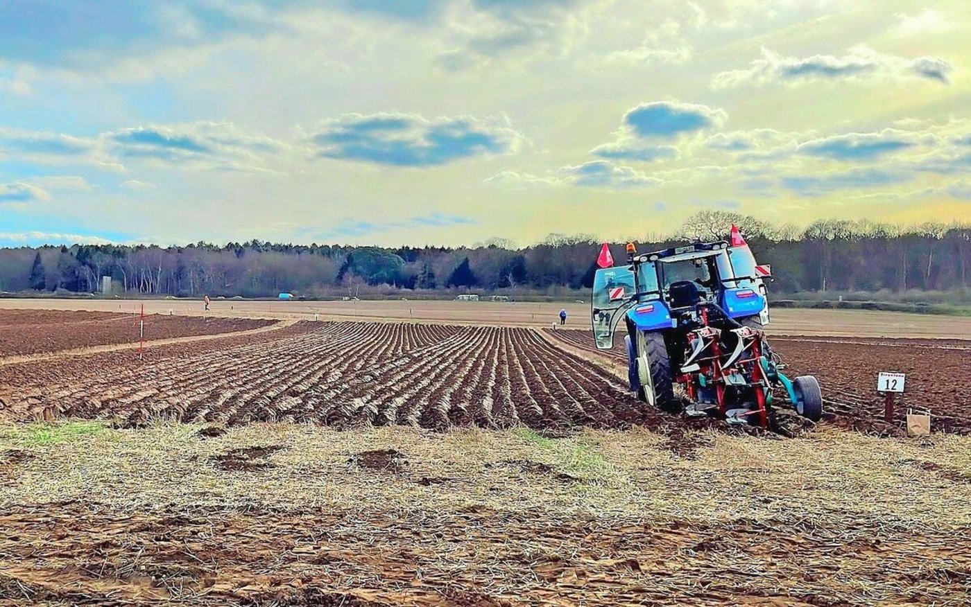 Im sehr leichten Boden führten kleinste Unstimmigkeiten im Pflug zu sichtbaren Fehlern. Eine technische Herausforderung.