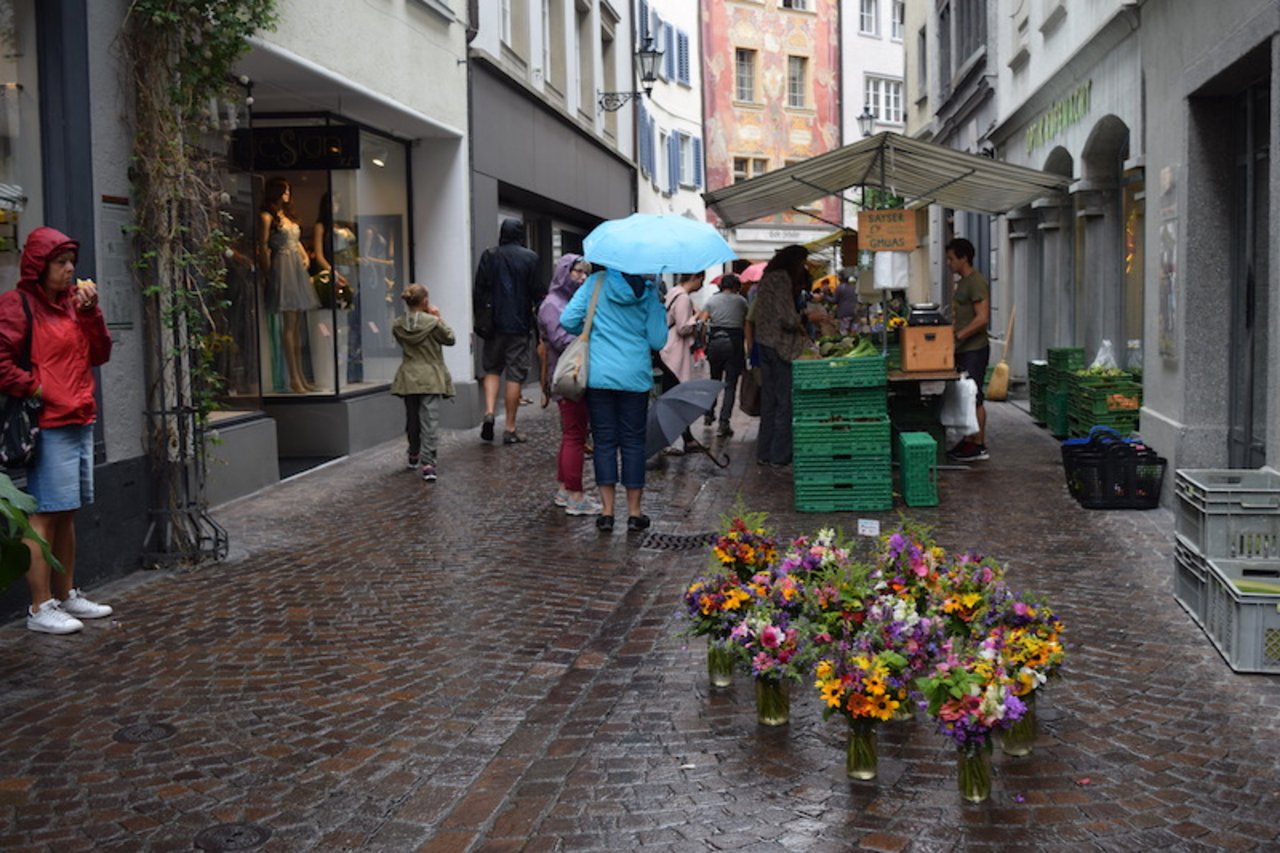 Der Churer Wochenmarkt ist auch bei Regenwetter gut besucht.