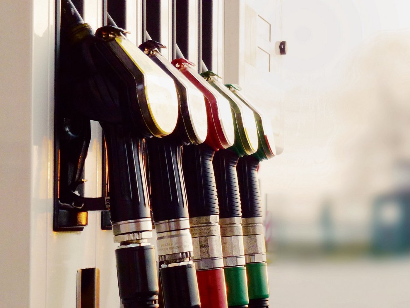 Diesel ist jetzt so billig wie noch nie, sei es an der Tankstelle oder an die Hof-Tankstelle geliefert.(Bild Rainer Sturm pixelio.de)