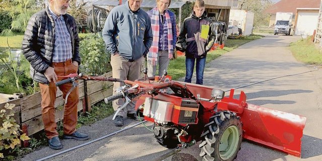 Die Energie-Interessierten besichtigen auf dem Biohof Schmid einen auf Elektoantrieb umgerüsteten Einachser.