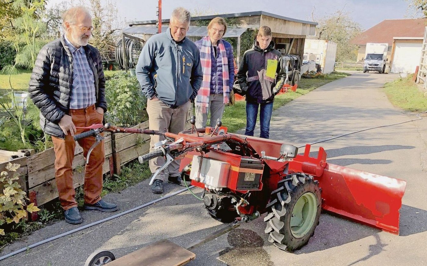 Die Energie-Interessierten besichtigen auf dem Biohof Schmid einen auf Elektoantrieb umgerüsteten Einachser.