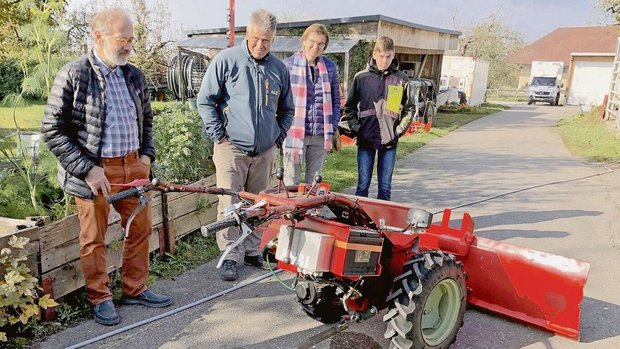 Die Energie-Interessierten besichtigen auf dem Biohof Schmid einen auf Elektoantrieb umgerüsteten Einachser.
