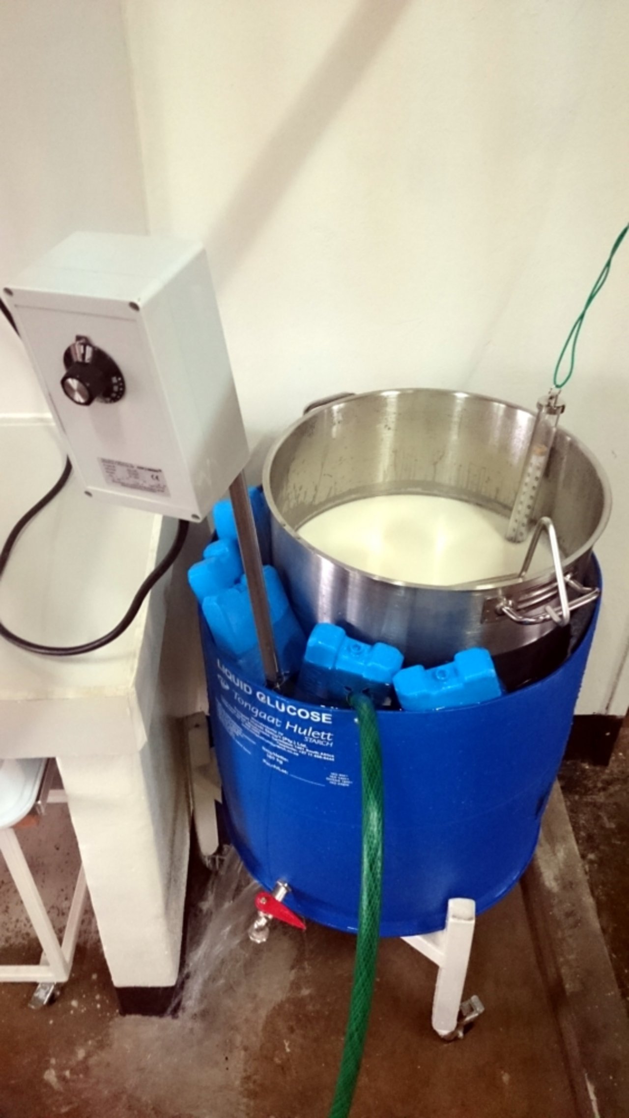 Der selber „gebastelte“ Pasteur mit einem 400V/5'000W-Tauschsieder. Hier wird die Milch nach der Pasteurisation mit „kaltem“ Wasser und mit Kühlelementen auf die Einlabungstemperatur heruntergekühlt.