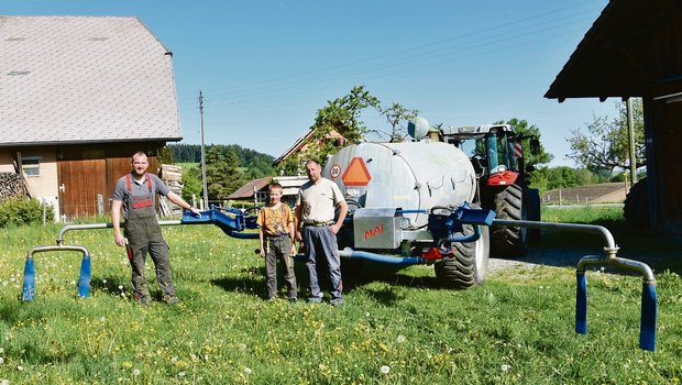 Andreas Fischer (rechts) und Sohn Raphael sind zufrieden mit dem neuen Schleppschlauchverteiler. Joel Mai (links) führt die Maschinenbaufirma in der zweiten Generation.(Bilder jba)