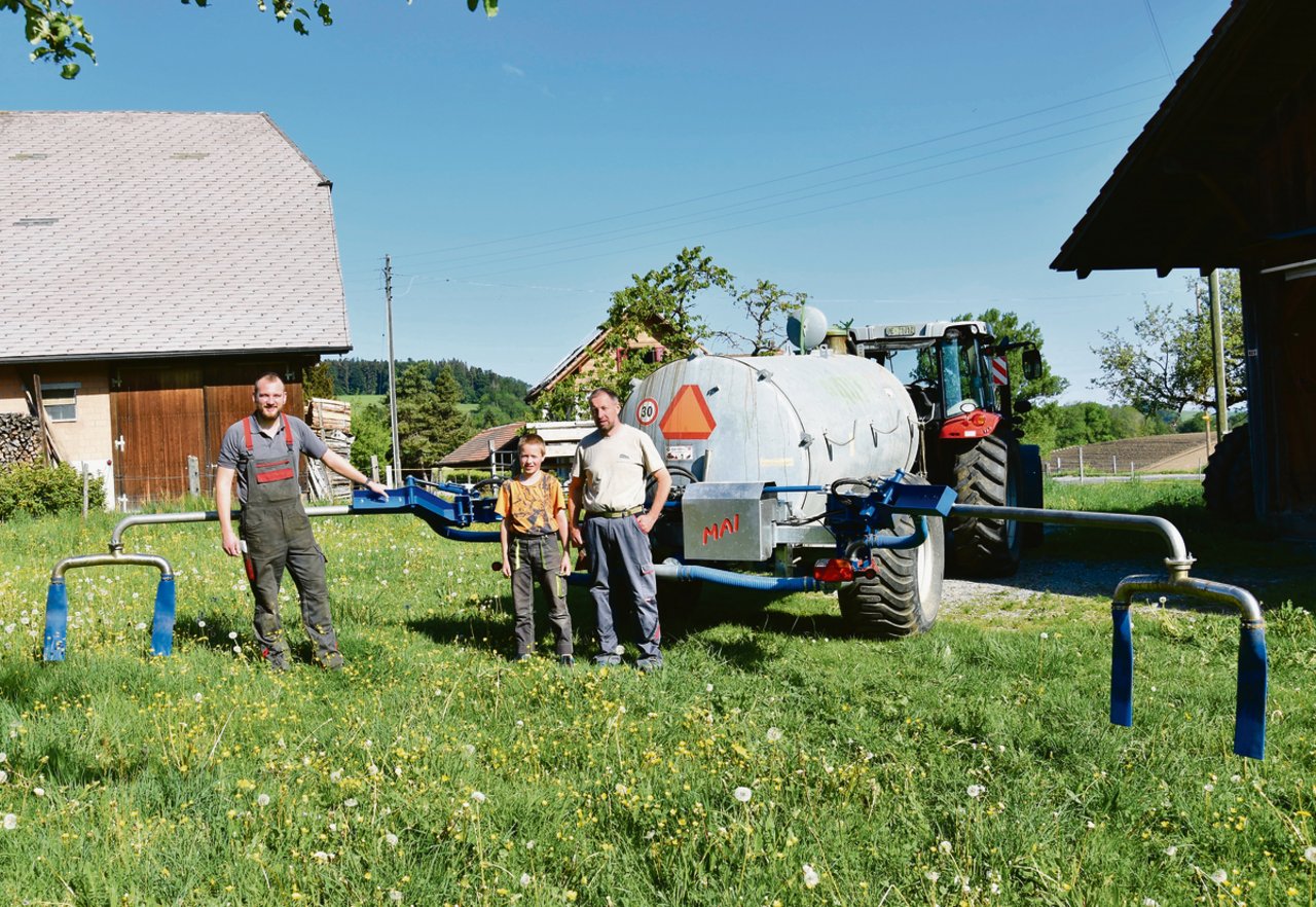 Andreas Fischer (rechts) und Sohn Raphael sind zufrieden mit dem neuen Schleppschlauchverteiler. Joel Mai (links) führt die Maschinenbaufirma in der zweiten Generation.(Bilder jba)