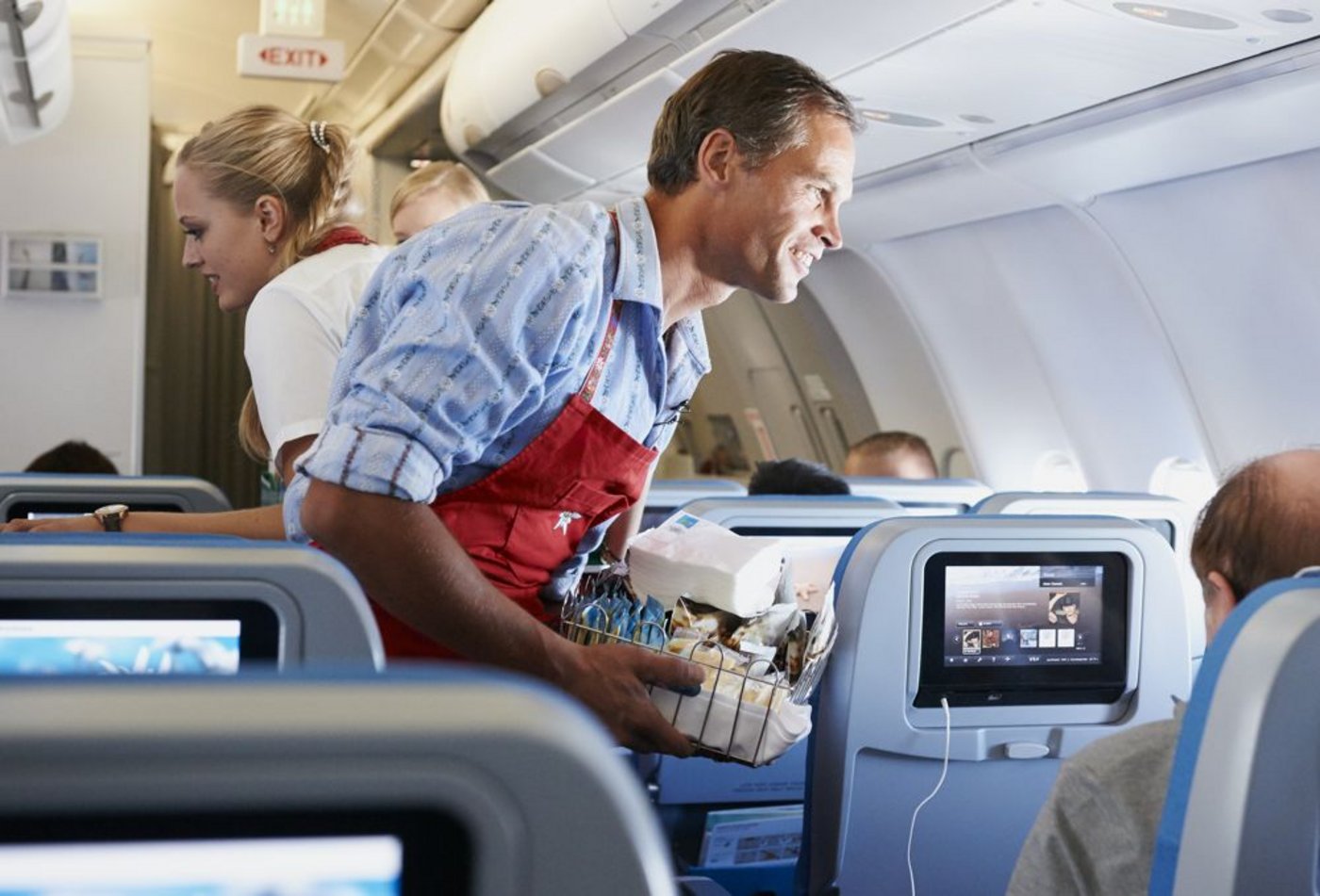 Renzo Blumenthal serviert den Fluggästen seinen Käse. (Bild zVg)