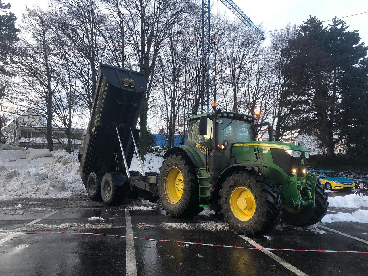 Mit einem starken Traktor geht das Schneeräumen leichter. 
