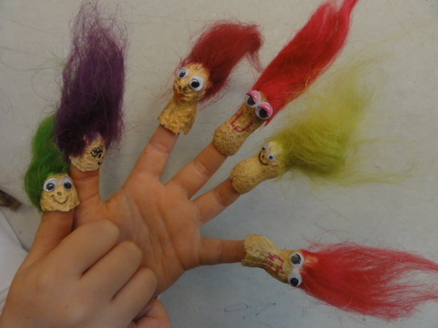 Aus Erdnussschlen kann man eine ganz Troll-Familie basteln. (Bilder Sigrid Tinz)