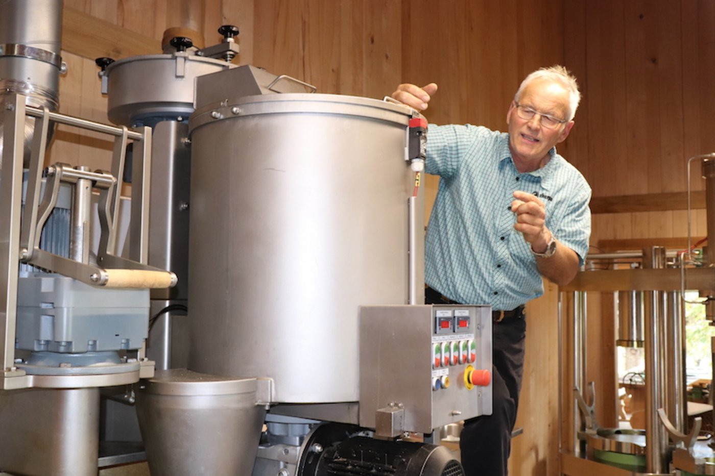 Kürbiskernöl-Pionier Chöbi Brütsch vom Schaffhauser Griesbachhof ist für den Agropreis nominiert. Er erklärt Medienleuten die Röstanlage. (Bilder Sanna Bührer Winiger)