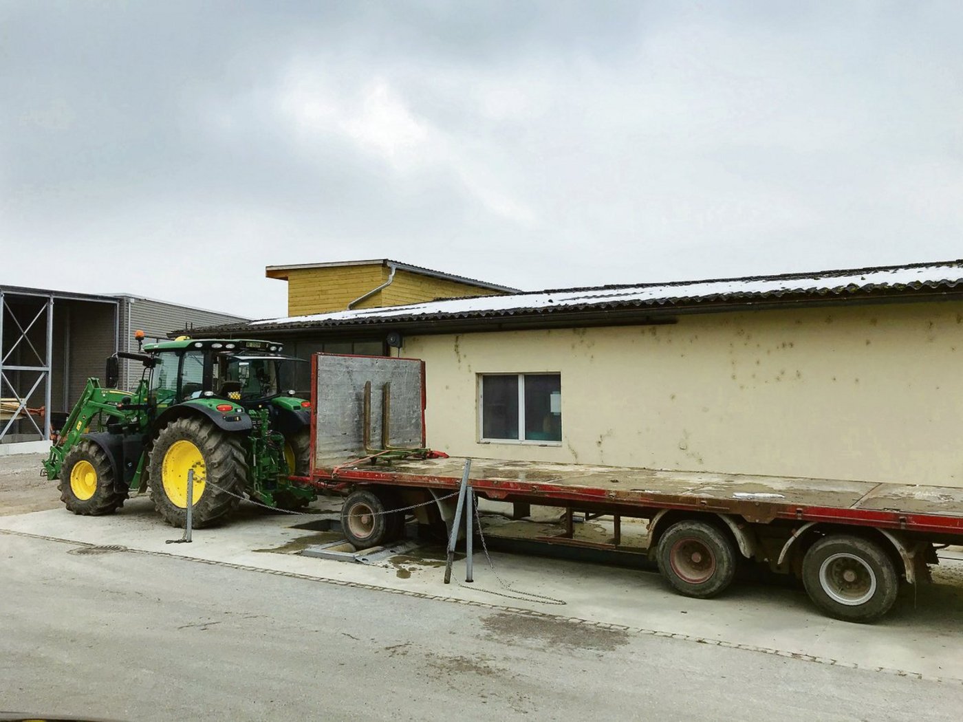Der für 40 km/h zugelassene Anhänger wurde einer gründlichen Prüfung unterzogen. Nun, wo er frisch instand gesetzt wurde, ist er wieder bereit für den Einsatz. (Bild Lukas Streit)