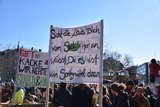 Eine Laus könne man abwaschen, Pflanzenschutzmittel im Blattsaft hingegen nicht, so die Argumentation zu diesem Plakat. (Bild jsc) 