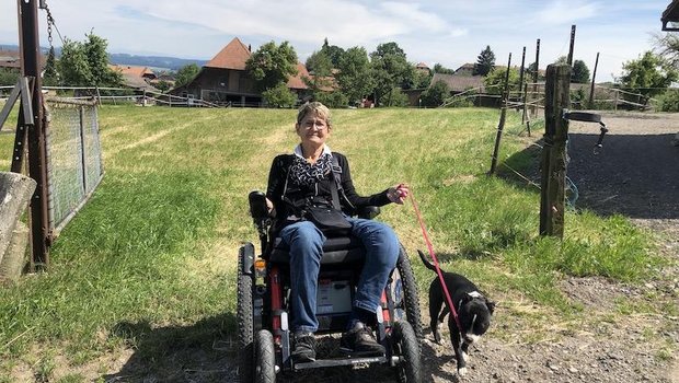 Anita Knuchel ist beinahe täglich mit ihrem Rollstuhl im Freien unterwegs. (Bild et)