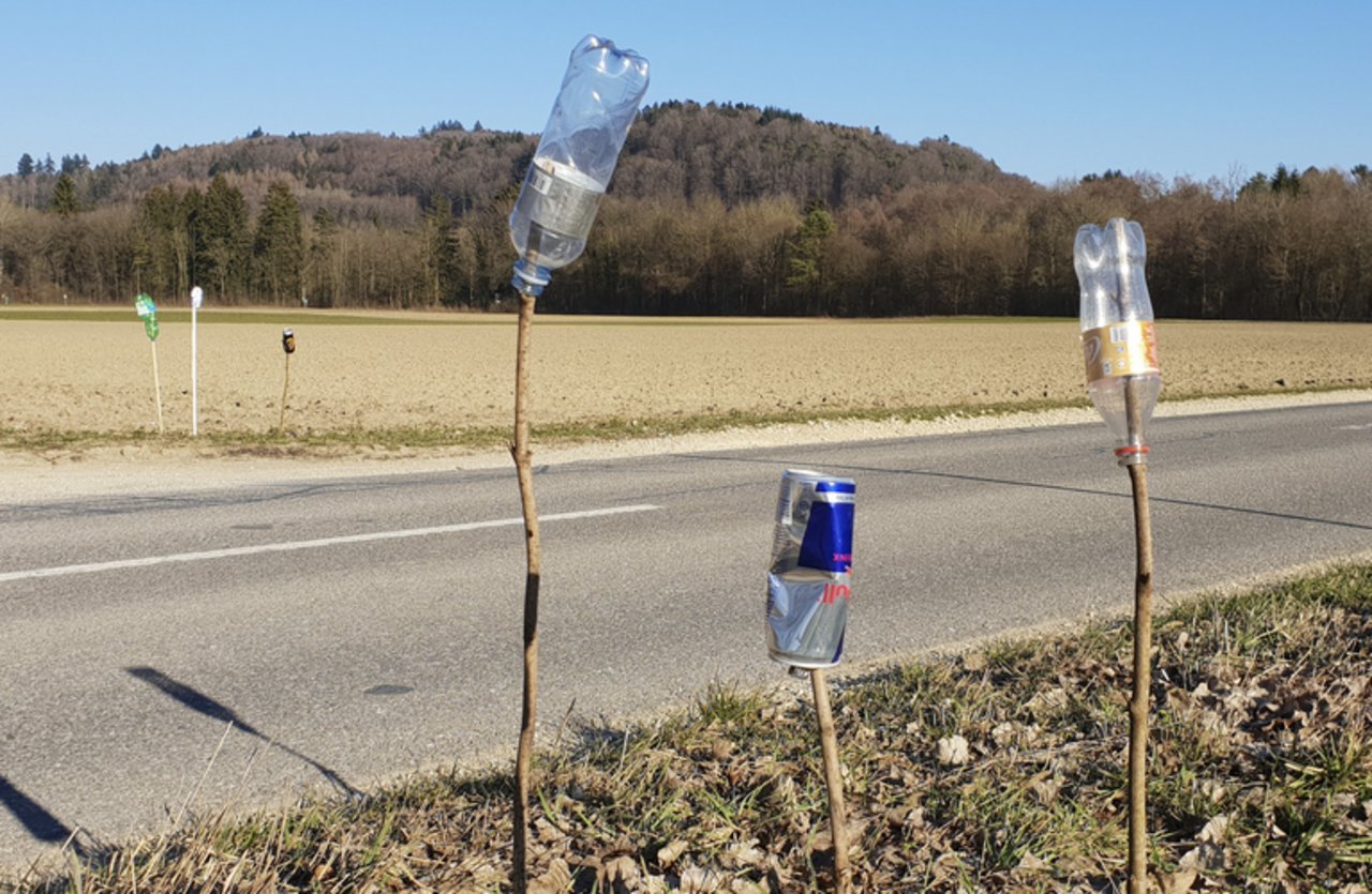 Ein Zeichen gegen Littering. Die Verschmutzung wird sichtbar gemacht: Dosen von Bier und Energy-Drinks sowie Pet-Flaschen sammeln sich zwischen Scheuren und Dotzigen BE. Weggeworfen von rücksichtslosen Autofahrern. (lid ji)