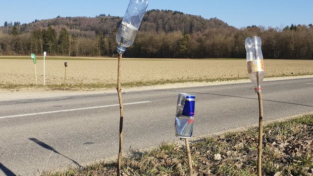 Ein Zeichen gegen Littering. Die Verschmutzung wird sichtbar gemacht: Dosen von Bier und Energy-Drinks sowie Pet-Flaschen sammeln sich zwischen Scheuren und Dotzigen BE. Weggeworfen von rücksichtslosen Autofahrern. (lid ji)