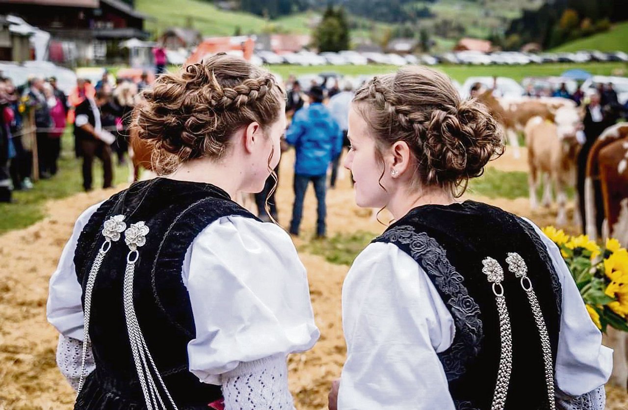 Was die beiden Viehschau-Ehrendamen wohl zu tuscheln haben? Das Bild stammt von Cornelia Rösti aus Kandersteg BE.