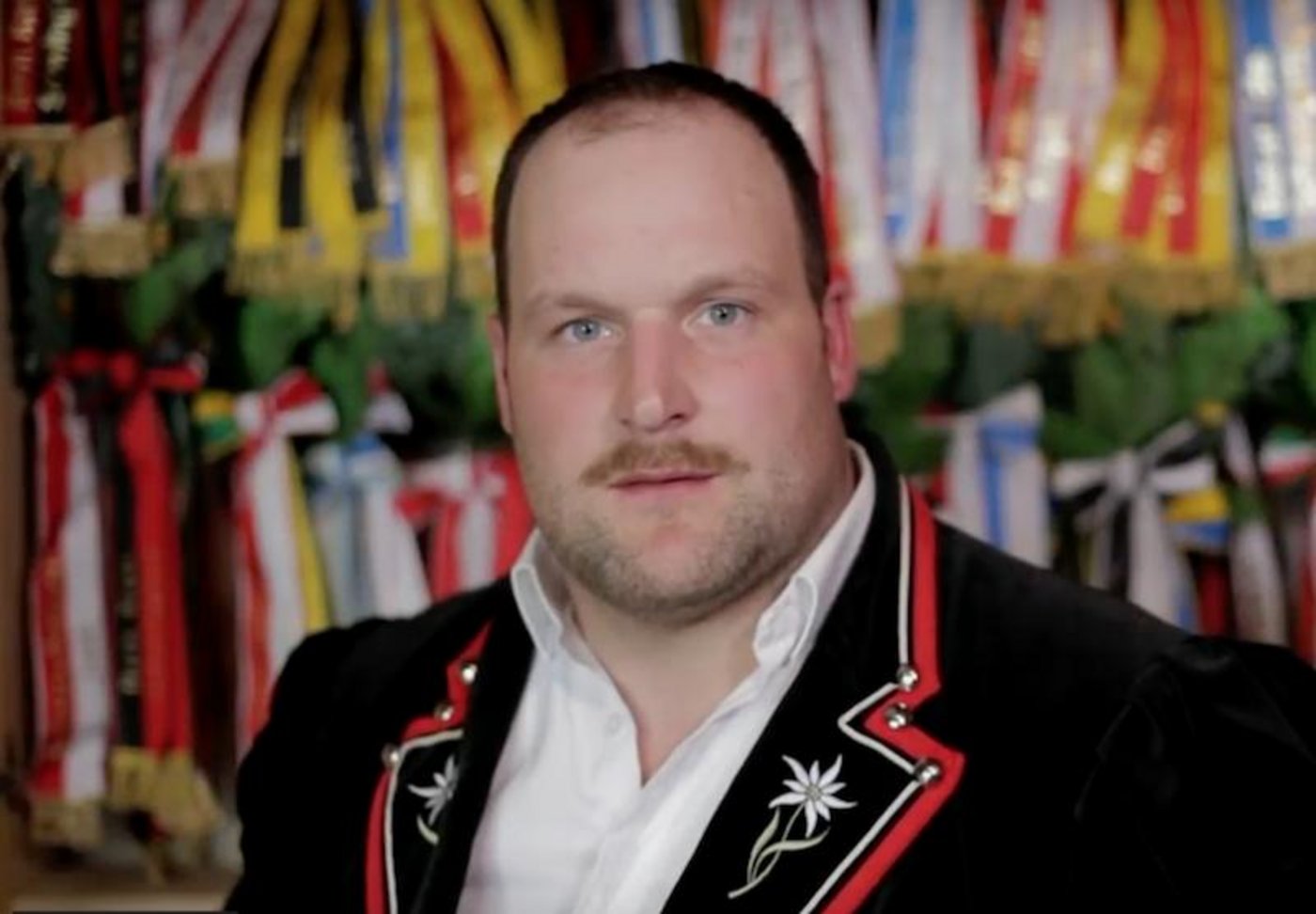 Da waren es erst 92. Thomas Sempach vor seiner Kranzsammlung, die nun auf 100 Kränze angewachsen ist. (Videostill: Flavian Cajacob)