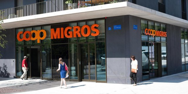 So einig wie selten: Coop und Migros sagen nur leise Nein zu den Pflanzenschutz-Initiativen. (Bild 24Heures)