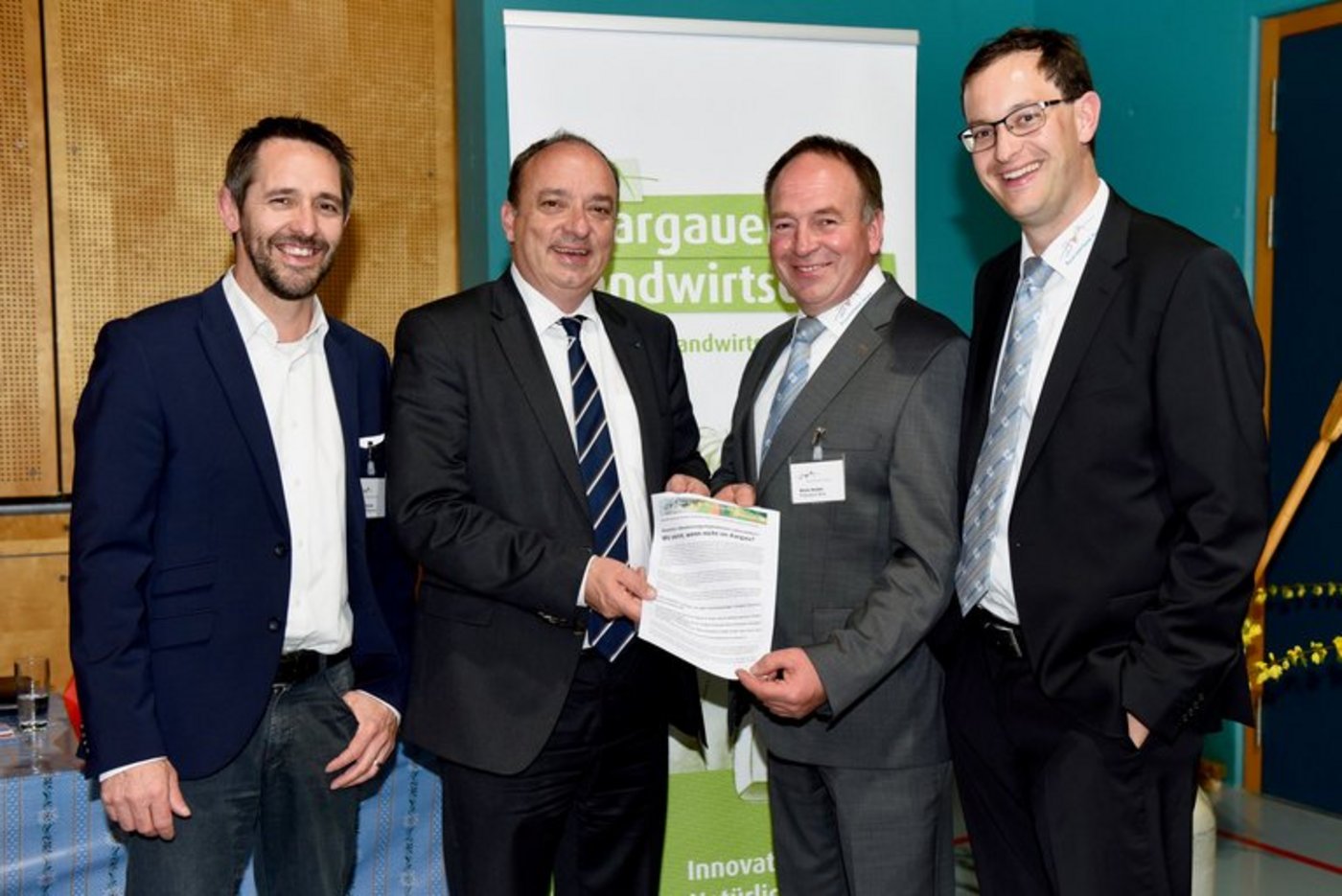 Die Resolution „Bewässerungsmöglichkeiten sicherstellen“ wird an Regierungsrat Markus Dieht überreicht (v.l. Ralf Bucher, Markus Dieth, Alois Huber, Christoph Hagenbuch). (Bild lid/BVA)